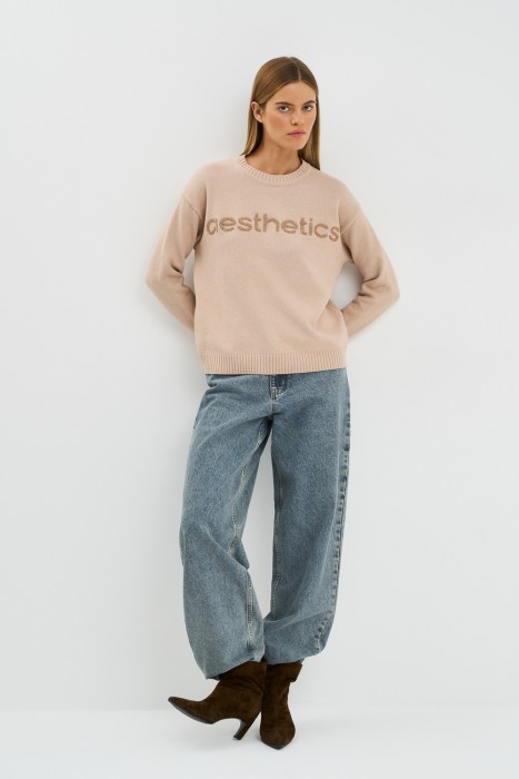 джемпер с надписью от бренда снежная королева вид слева