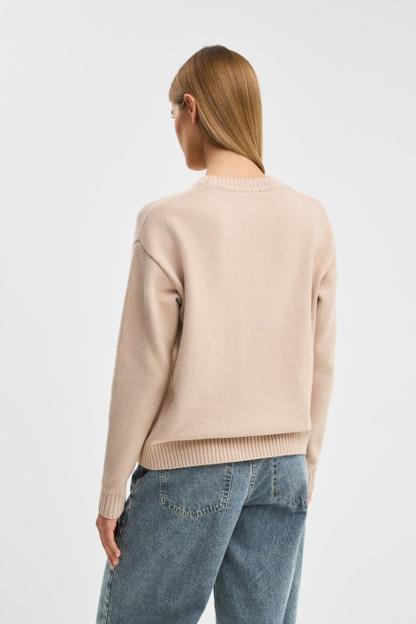 джемпер с надписью по цене 2030 руб вид справа