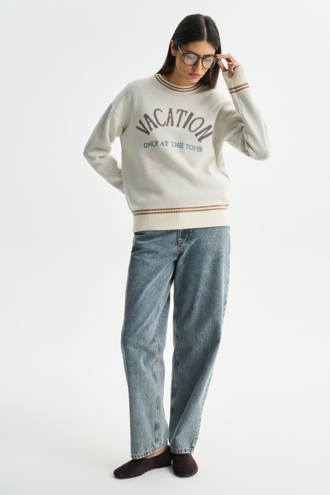 джемпер с надписью от бренда снежная королева вид слева