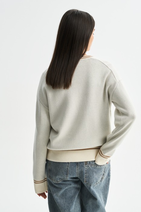 джемпер с надписью по цене 2440 руб вид справа