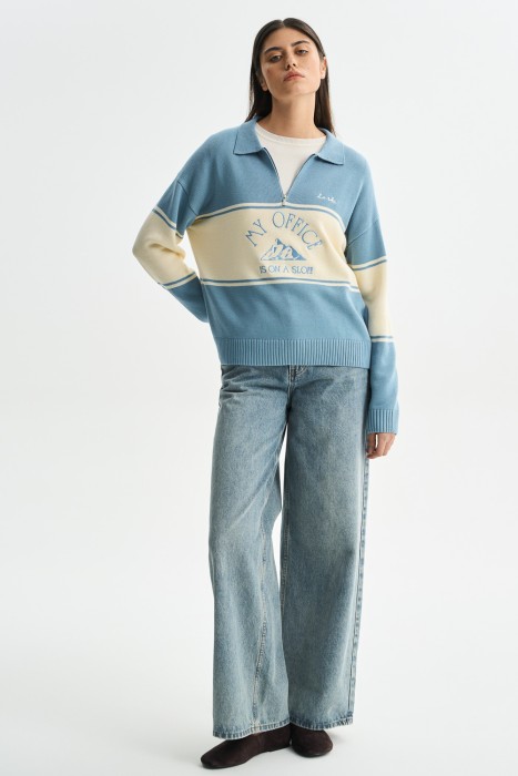 джемпер с надписью от бренда снежная королева вид слева