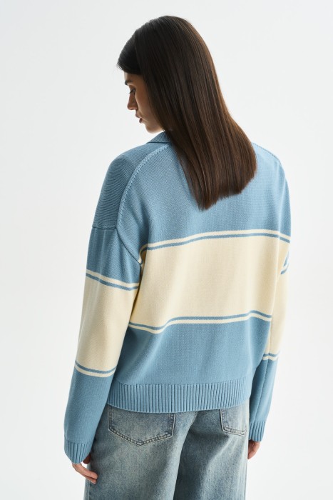 джемпер с надписью по цене 2360 руб вид справа