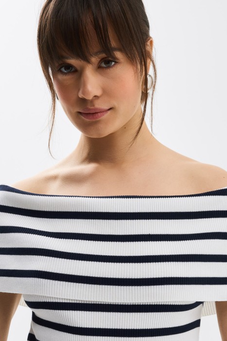 джемпер с открытыми плечами от бренда снежная королева вид слева