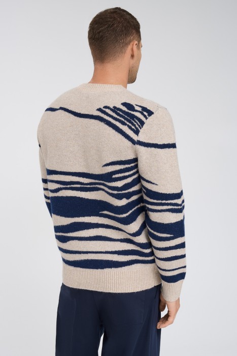 джемпер с рисунком по цене 1700 руб вид справа