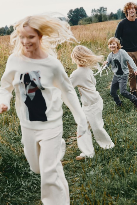 джемпер с рисунком от бренда снежная королева вид слева