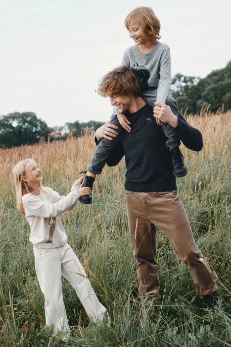 джемпер с вышивкой от бренда снежная королева вид слева