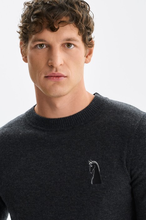 джемпер с вышивкой из россии вид сбоку