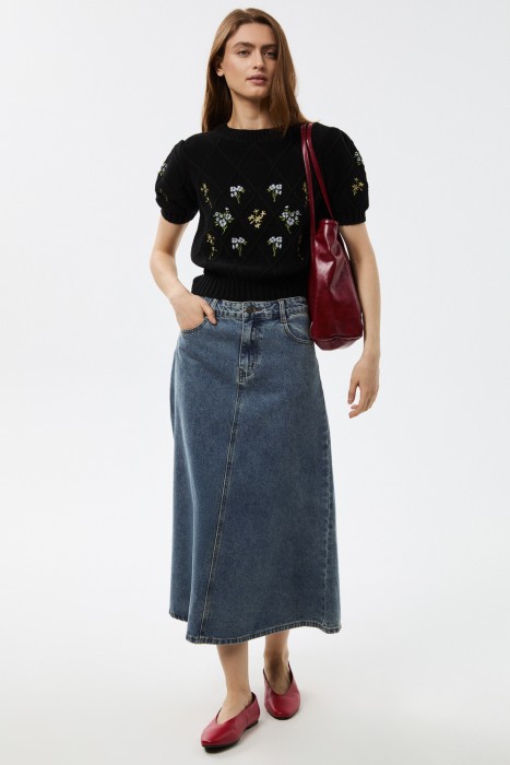 джемпер с вышивкой от бренда снежная королева вид слева