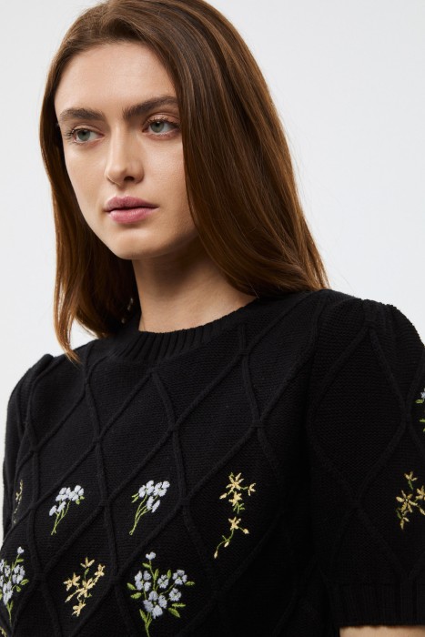 джемпер с вышивкой из россии вид сбоку