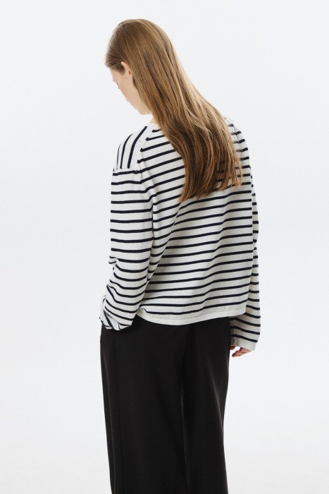 джемпер в полоску по цене 2000 руб вид справа