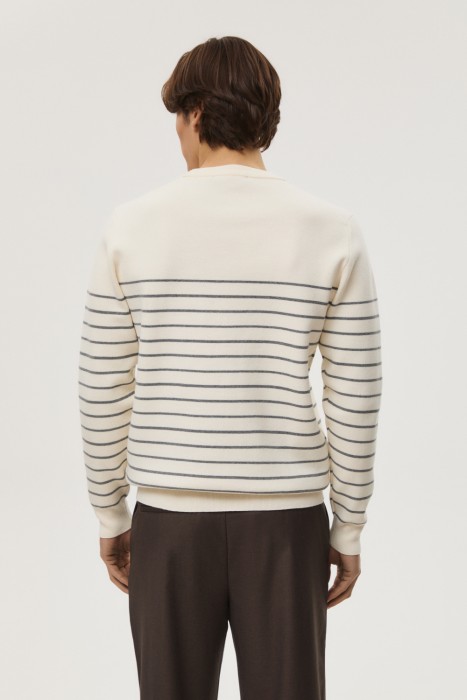 джемпер в полоску по цене 1890 руб вид справа