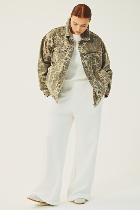 джинсовая куртка с принтом от бренда снежная королева вид слева