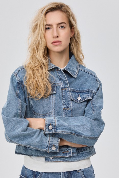 джинсовая куртка от бренда снежная королева вид слева