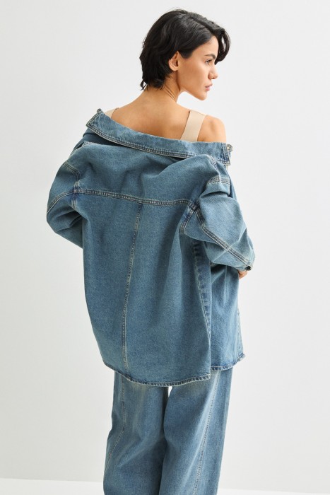 джинсовая рубашка по цене 2330 руб вид справа