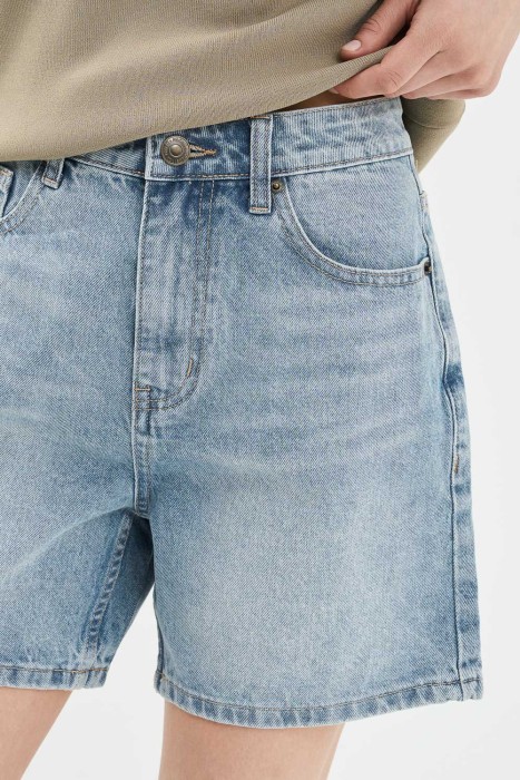 джинсовые шорты из россии вид сбоку