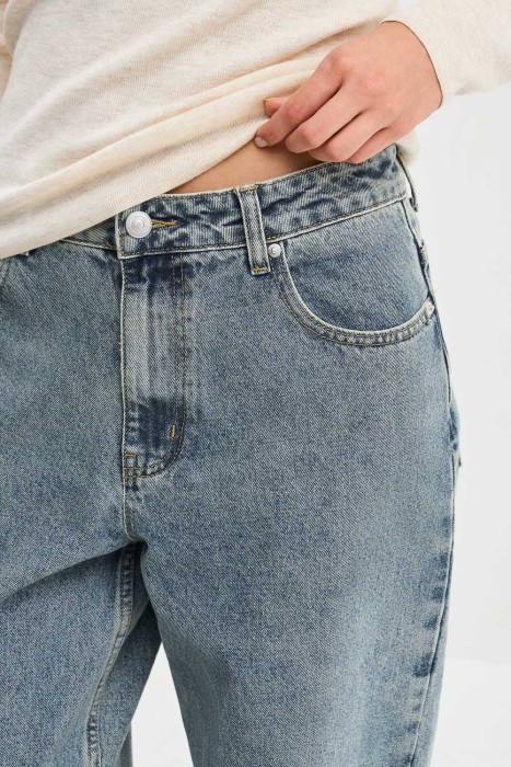 джинсы бойфренд от бренда снежная королева вид слева