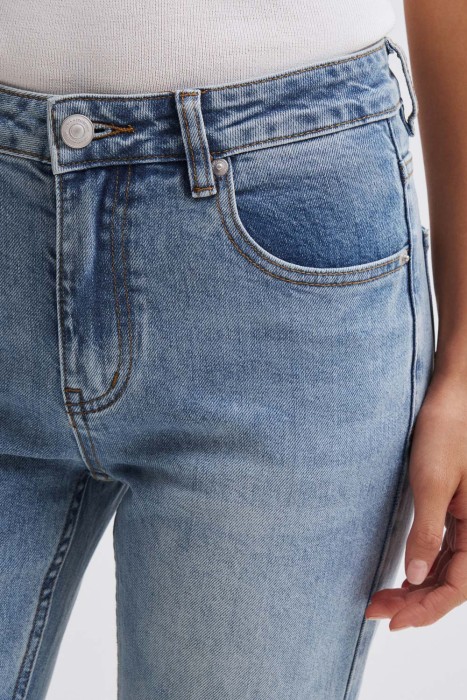 джинсы клеш укороченные из россии вид сбоку