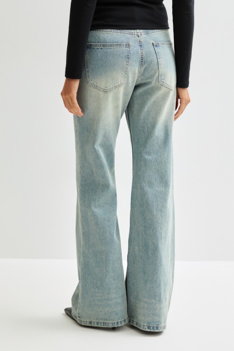 джинсы клеш по цене 3350 руб вид справа