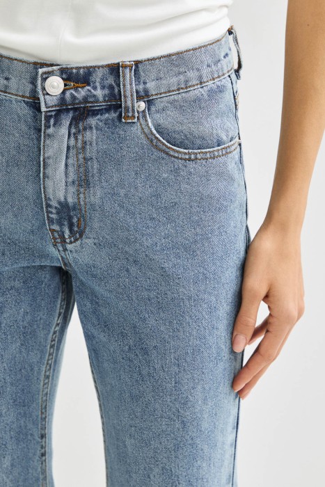 джинсы клеш из россии вид сбоку