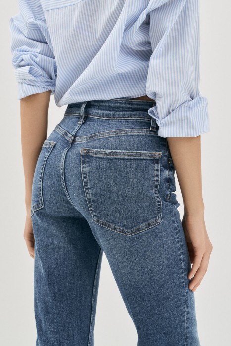 джинсы прямые укороченные  по цене 1870 руб вид справа