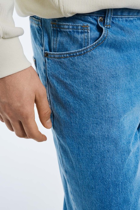 джинсы прямые от бренда снежная королева вид слева