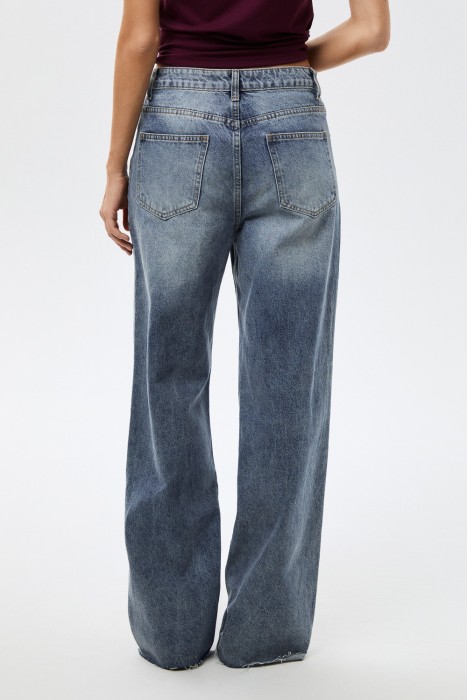 джинсы прямые по цене 3350 руб вид справа