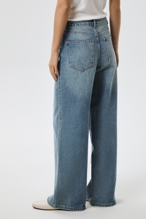 джинсы прямые по цене 3350 руб вид справа