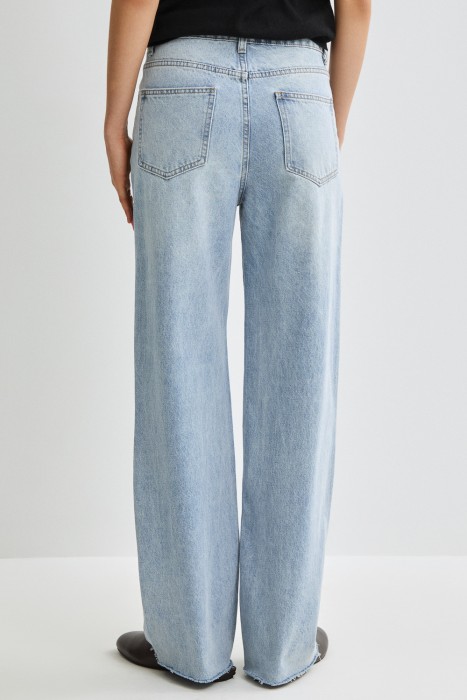 джинсы прямые по цене 3350 руб вид справа