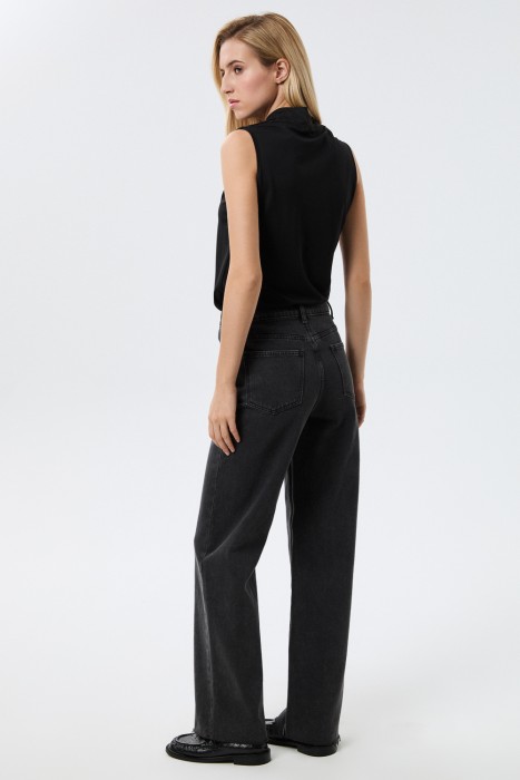 джинсы прямые по цене 3350 руб вид справа