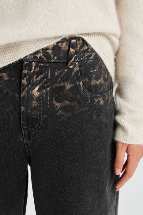 джинсы с анималистичным принтом от бренда снежная королева вид слева