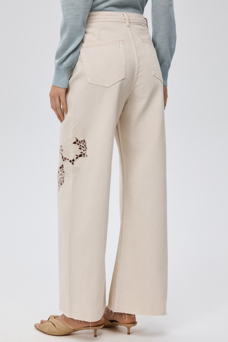 джинсы с декором по цене 4020 руб вид справа