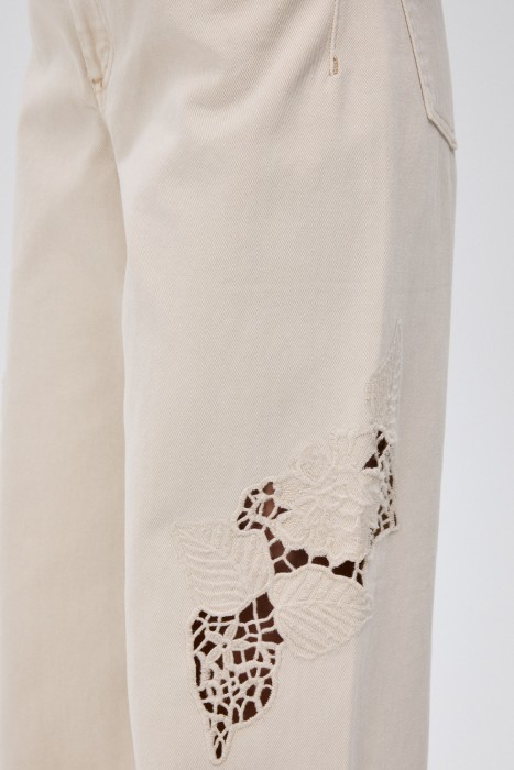 джинсы с декором из россии вид сбоку