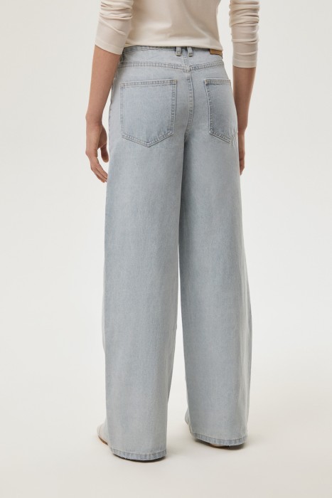 джинсы широкие по цене 3350 руб вид справа