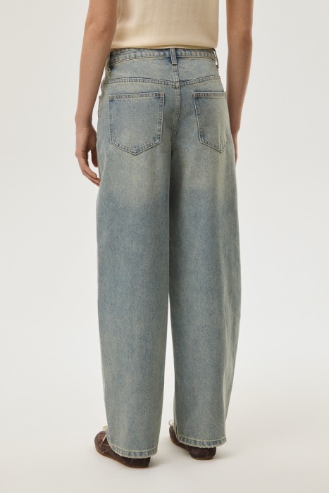 джинсы широкие по цене 3350 руб вид справа