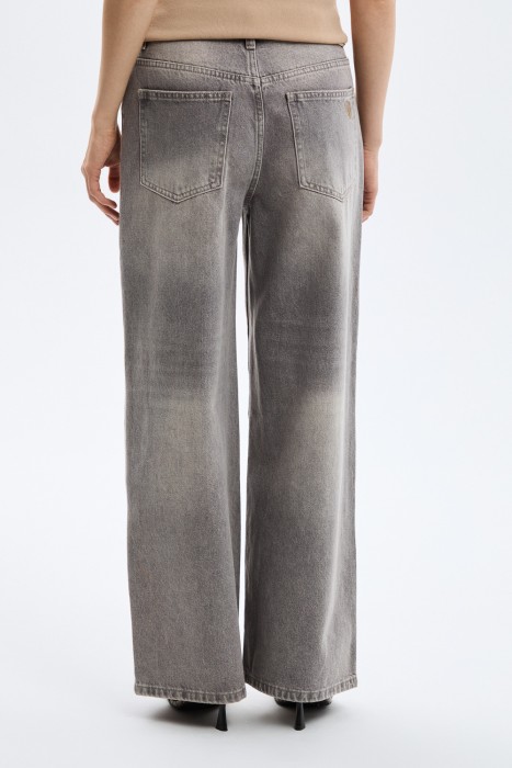 джинсы широкие по цене 3680 руб вид справа