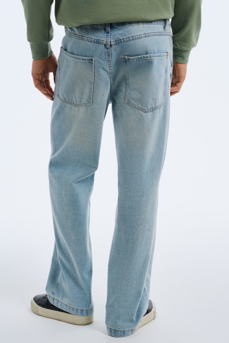 джинсы свободного кроя по цене 1290 руб вид справа