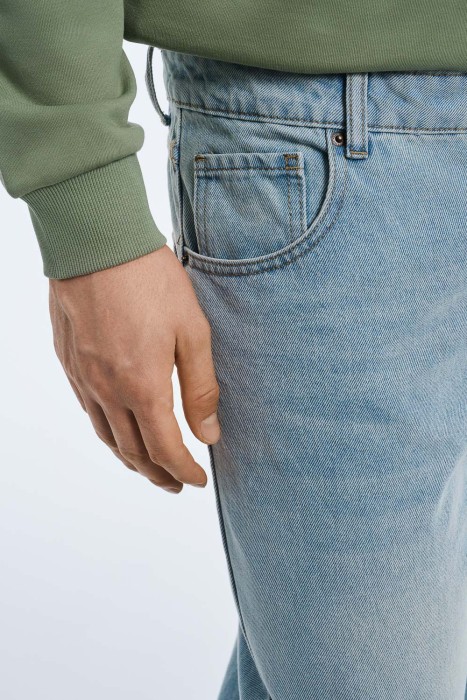 джинсы свободного кроя из россии вид сбоку