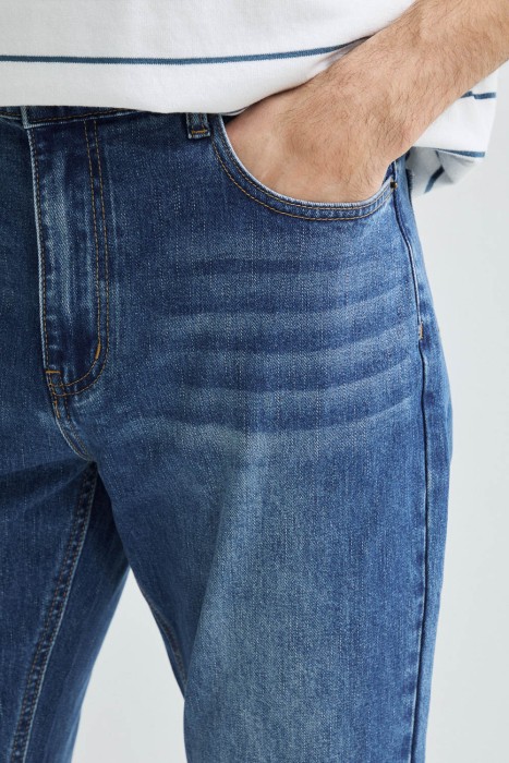 джинсы зауженные из россии вид сбоку