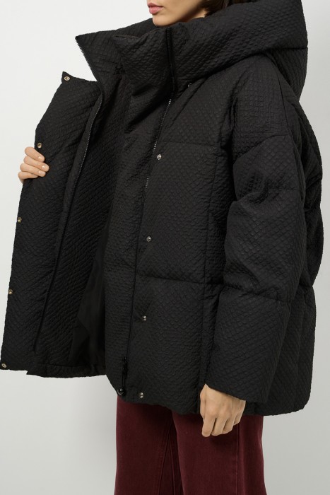 фактурный пуховик из россии вид сбоку