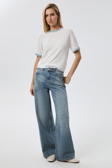 футболка из фактурного трикотажа от бренда снежная королева вид слева