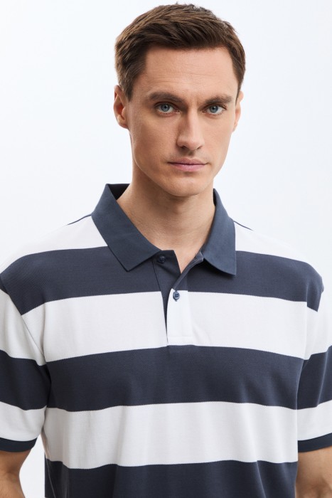 футболка-поло в полоску из россии вид сбоку