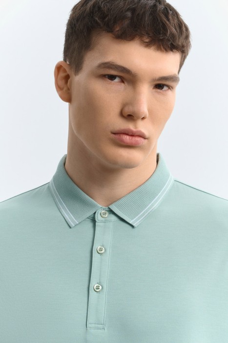 футболка-поло из россии вид сбоку