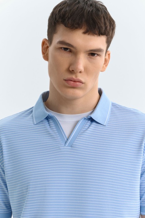 футболка-поло от бренда снежная королева вид слева