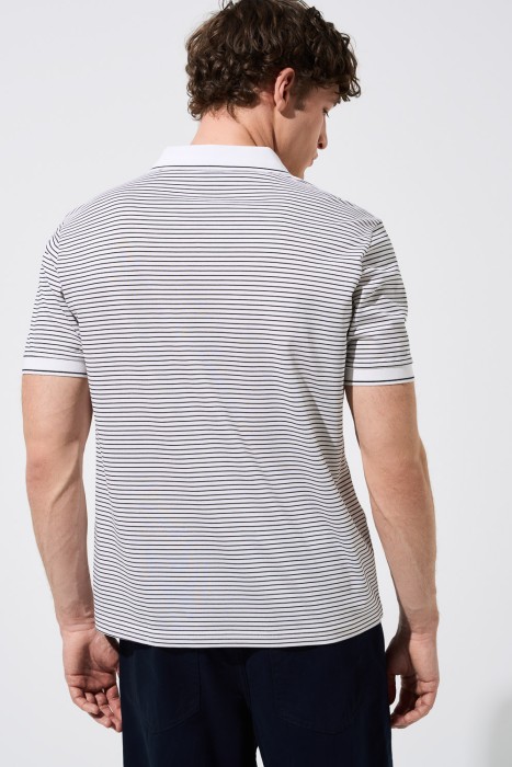 футболка-поло по цене 1040 руб вид справа