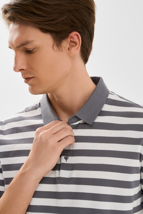 футболка-поло от бренда снежная королева вид слева