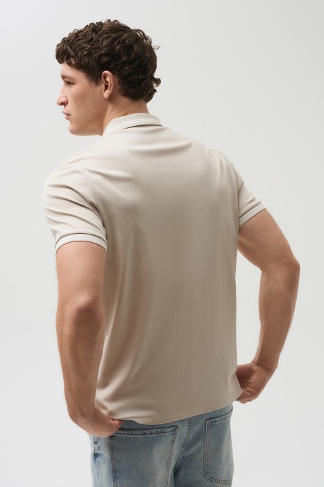 футболка-поло по цене 2000 руб вид справа