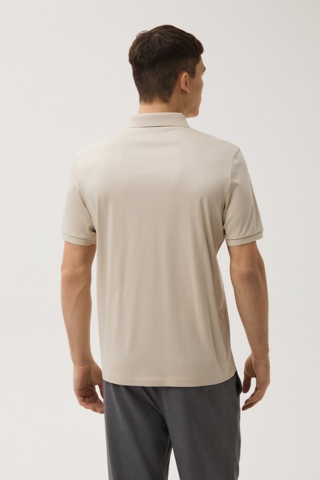 футболка-поло по цене 2000 руб вид справа