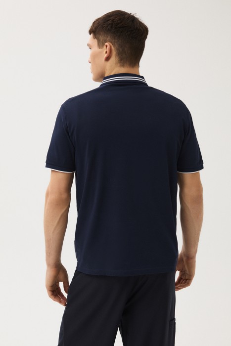 футболка-поло по цене 2000 руб вид справа