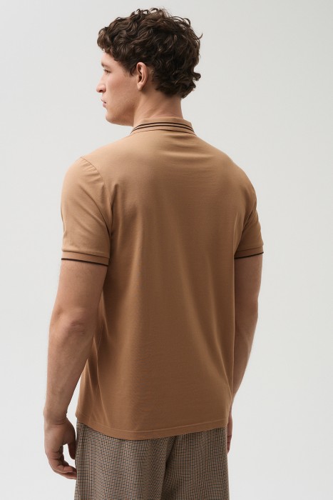 футболка-поло по цене 2000 руб вид справа