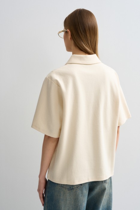 футболка-поло по цене 2680 руб вид справа